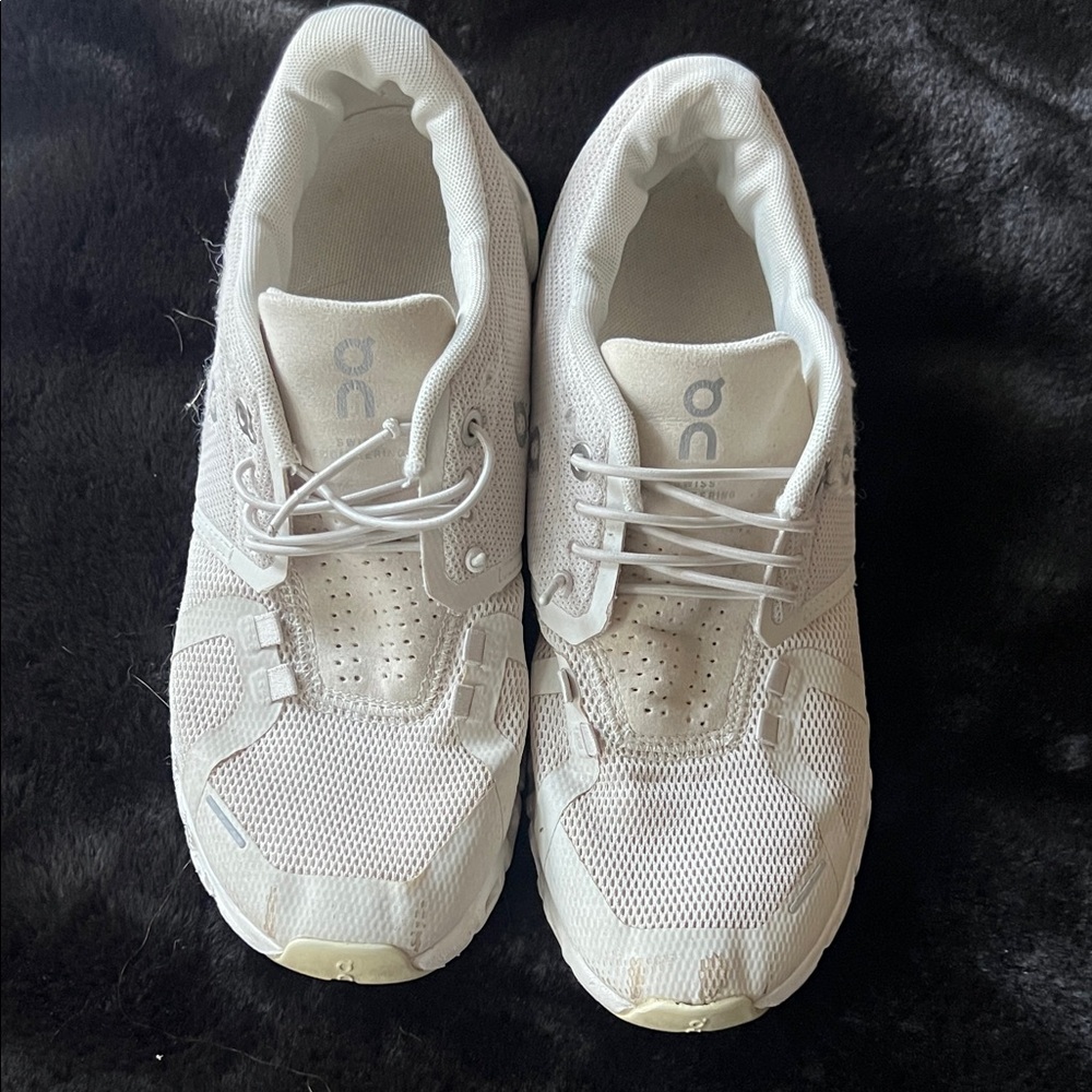 ON Cloud White Athletic Shoes size 6 read description